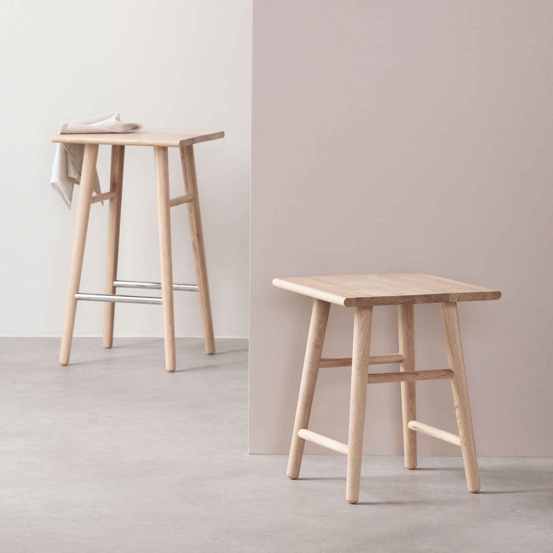 Wood II taburet hvidpigmenteret FSC certificeret egetræ